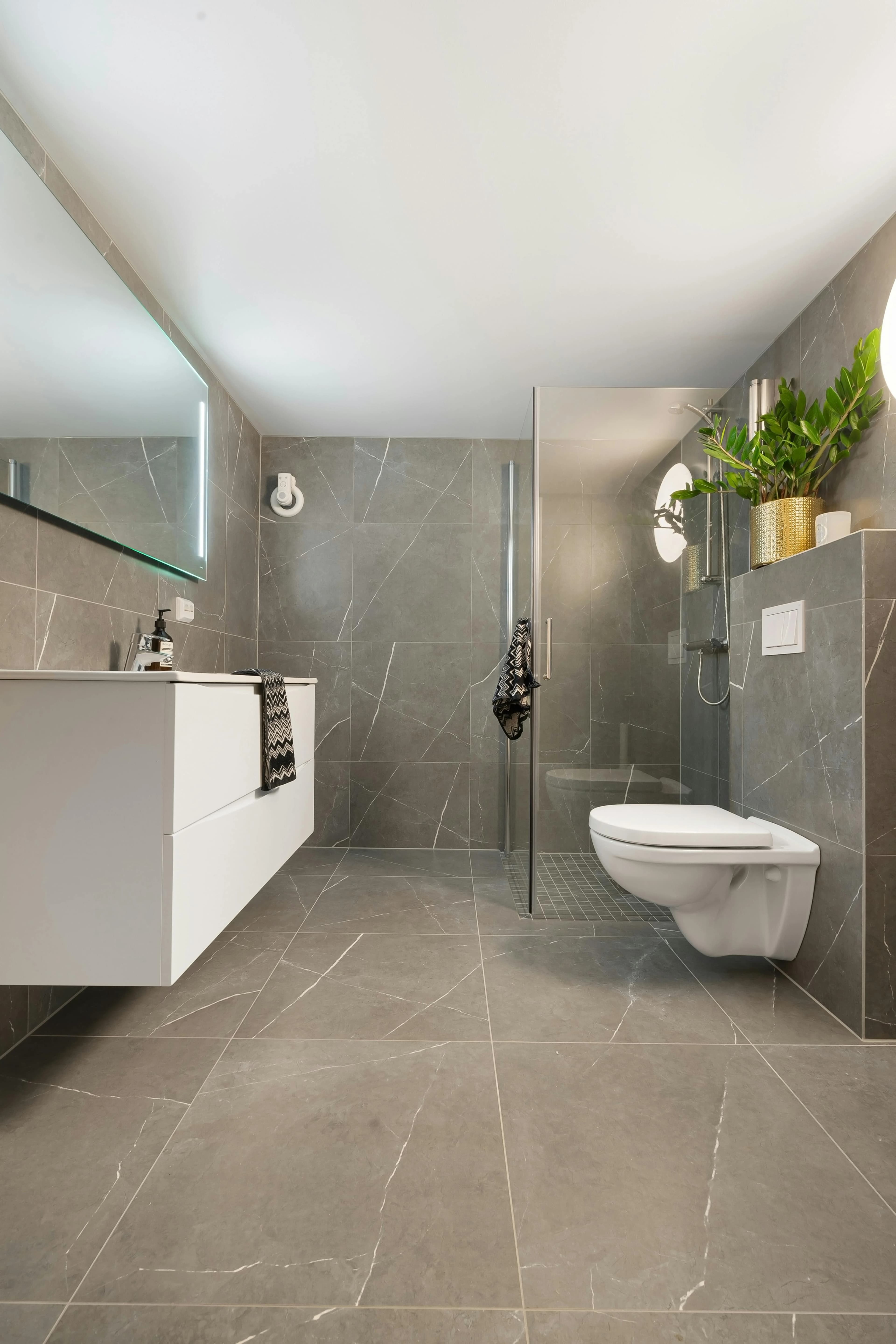 carrelage gris douche à l'italienne